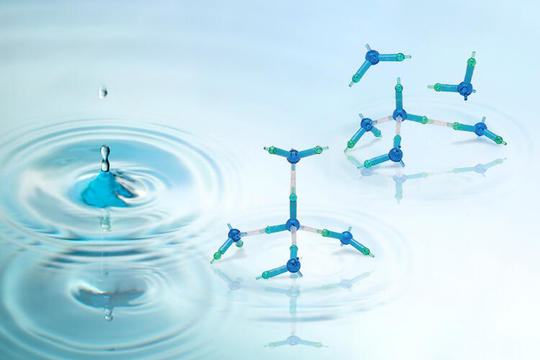 水は｢ふつう｣じゃない。液体の水の構造は2種類あることを東大が証明