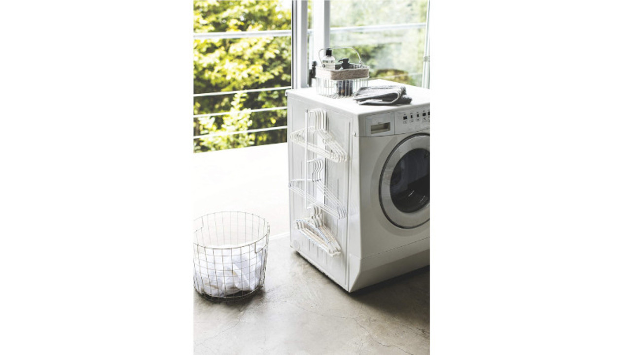 散らばるハンガー類がスッキリ片付く 洗濯機の横に付けるマグネット式収納ラック ギズモード ジャパン