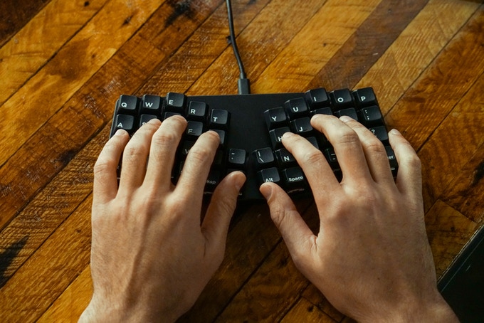 小さい メカニカル エルゴノミクス 3大欲求が詰まったキーボード ただし 使いこなせるかは別の話 ギズモード ジャパン 小さい メカニカル エルゴノミクス 3大欲求が詰まったキーボード ただし 使いこなせるかは別の話 ギズモード ジャパン