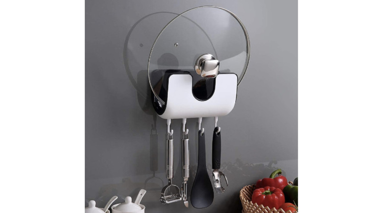 壁に貼るだけで設置でき 鍋蓋やフライパン お玉などがすっきり収納できるフック付きスタンド ギズモード ジャパン