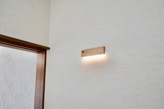 インテリアを選ばない天然素材。LED自動センサーライト｢ZIISTLE｣は磁石で設置完了