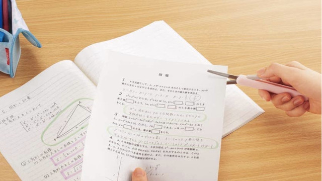 コクヨのペンみたいなハサミなら、片手でサッと使えて携帯するのも楽