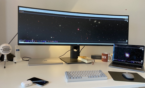 まるで宇宙船操縦気分の49インチ迫力ウルトラワイドディスプレイ。一般的な仕事では長すぎる...だけかも