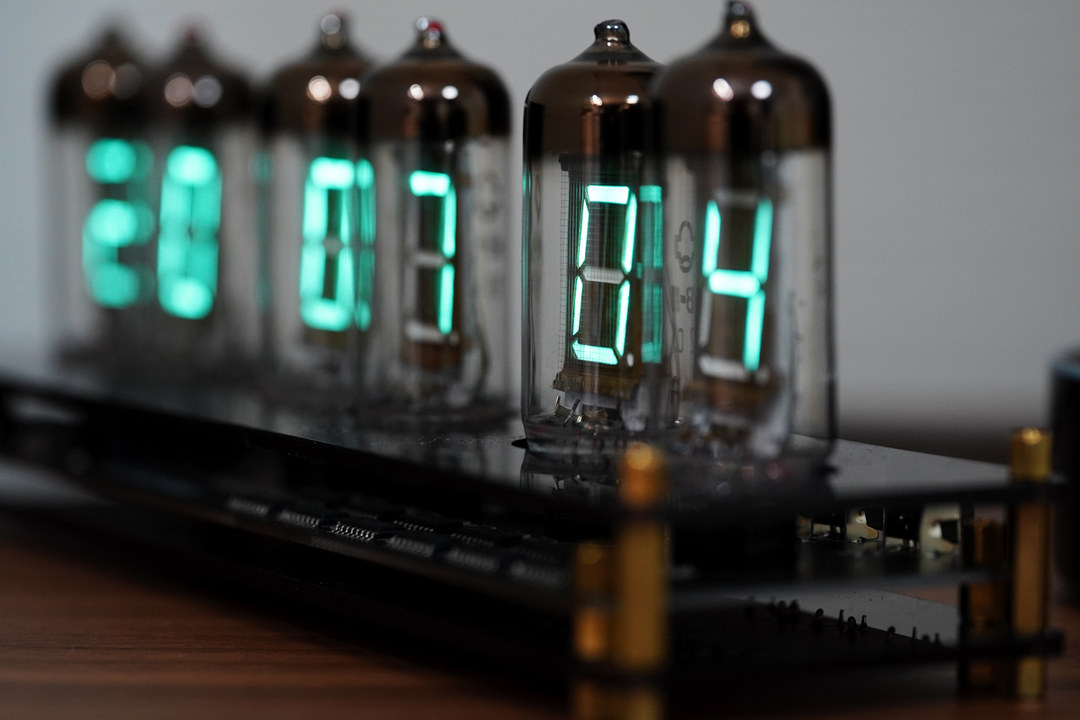 いまだ現役のレトロテクノロジー! 日本発祥のVFD管で魅せるクールでサイバーな時計