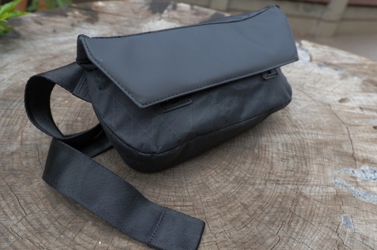 マグネット式でカチッと装着！ 超コンパクトで防水加工のスリングバッグを使ってみた