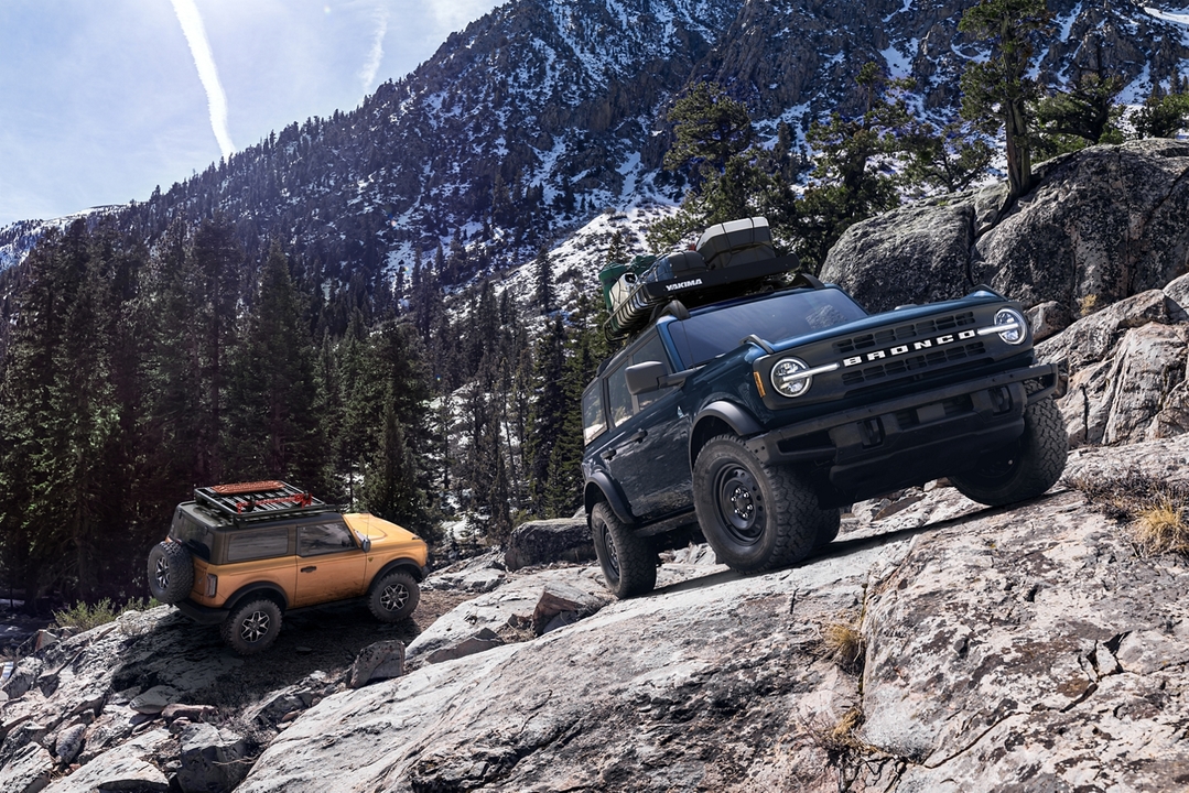 u725_fna_shot_058_49886_ext_2_car_family_mammoth