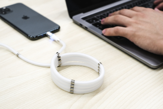 マグネットでピタッ！絡まない充電ケーブルを使ったらQOLが上がったかも