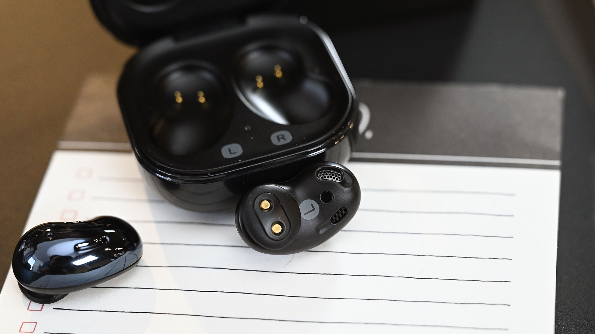 豆型完全ワイヤレスイヤホン「Galaxy Buds Live」、AirPods Proの廉価