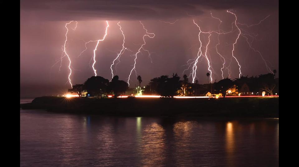 まるでテスラコイル 落雷12 000件 山火事560件 この世の終わりのような映像 ギズモード ジャパン