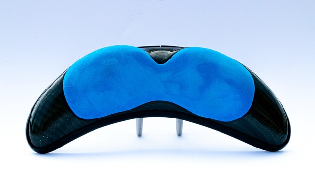 坐骨で座れば痛くない。自転車用に考えられた三日月型のサドル