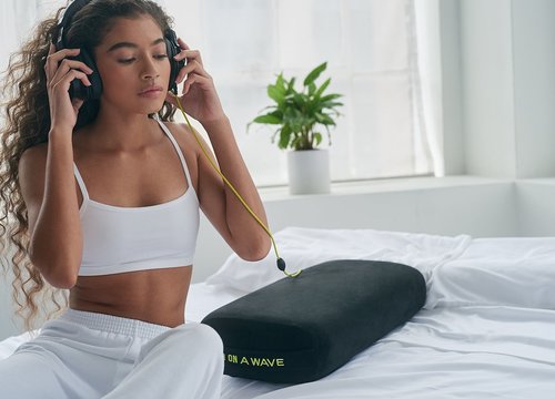 スマホのヒーリング音楽とシンクロ振動する枕「WAVE」。おうちリラクゼーションにピッタリ