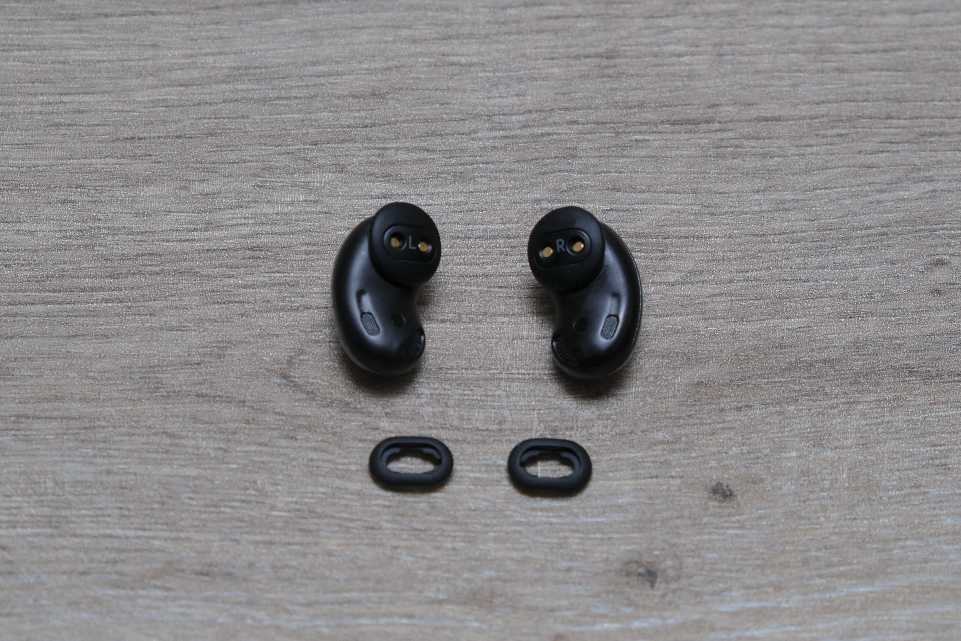 豆型イヤホン「Galaxy Buds Live」レビュー：アクセ感強めの個性キャラ