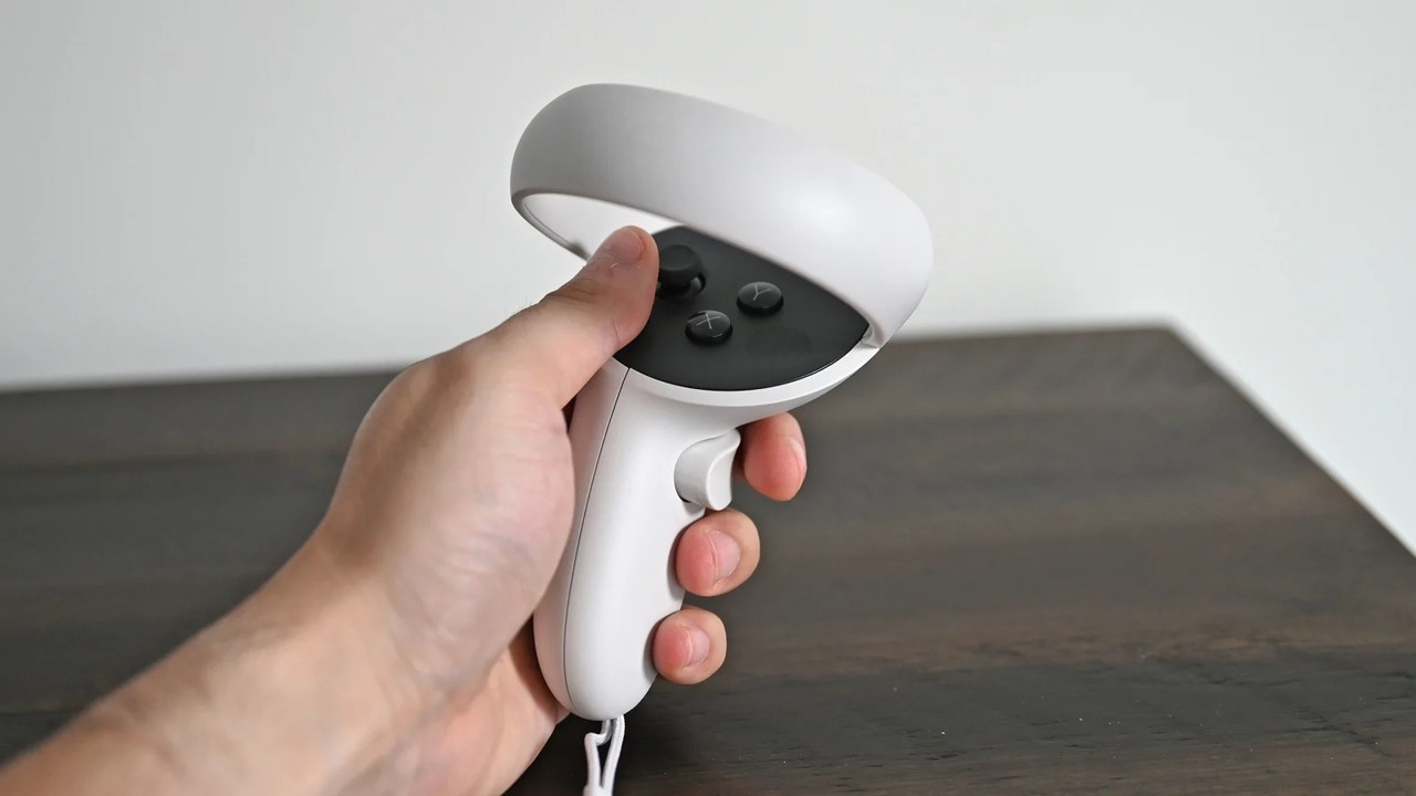 左手に持たれたTouchコントローラー