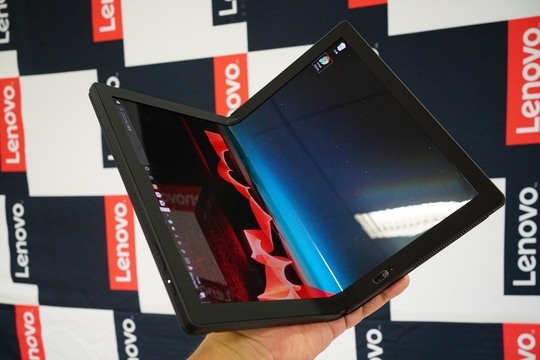 開いてiPad Pro、畳んでiPad。世界初の画面折りたたみPC「ThinkPad X1 Fold」が絶妙サイズすぎる