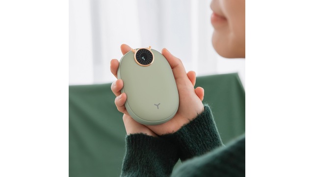 充電式モバイルカイロがモバイルバッテリーとしての機能も手に入れたので一年中使える