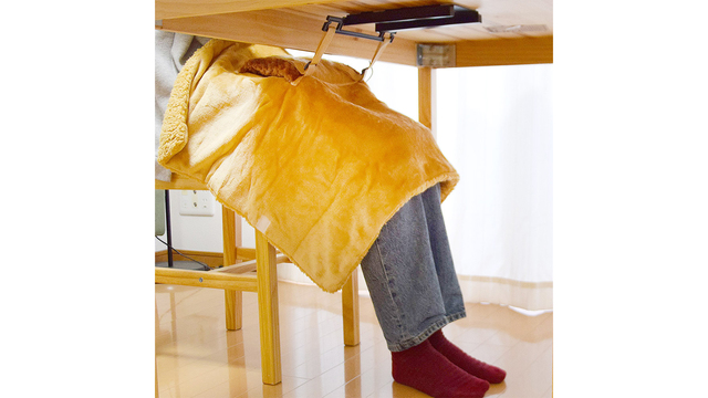 冬のテレワークに、ズリ落ちない膝掛け。机の裏からブラ下げる「ヒーター内蔵空中ブランケット」