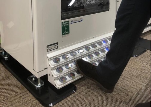 コロナ対策。「足」でポチるハンズフリー自販機、実験中