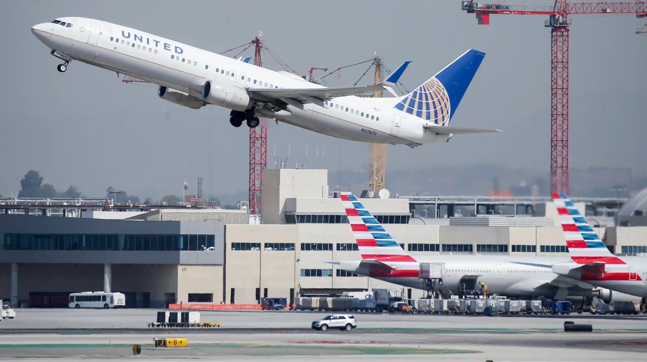 ロス上空1 800mをジェットパックで飛ぶ人が目撃される パイロットと管制局の緊迫の会話を公開 ギズモード ジャパン