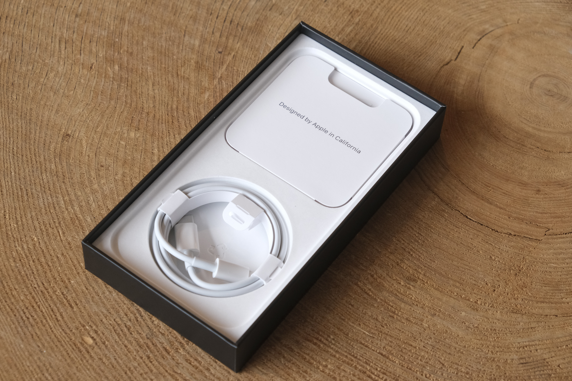 キミ、13年ぶりに痩せた？ iPhone 12の箱がかなりコンパクトになってる