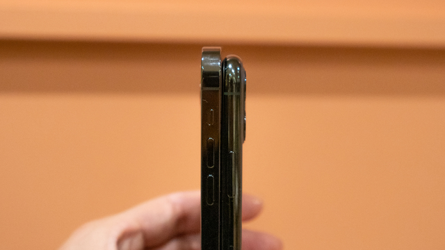 Iphone 12とiphone 12 Proのサイズ感ってどーなの 実物を比較してみた ギズモード ジャパン