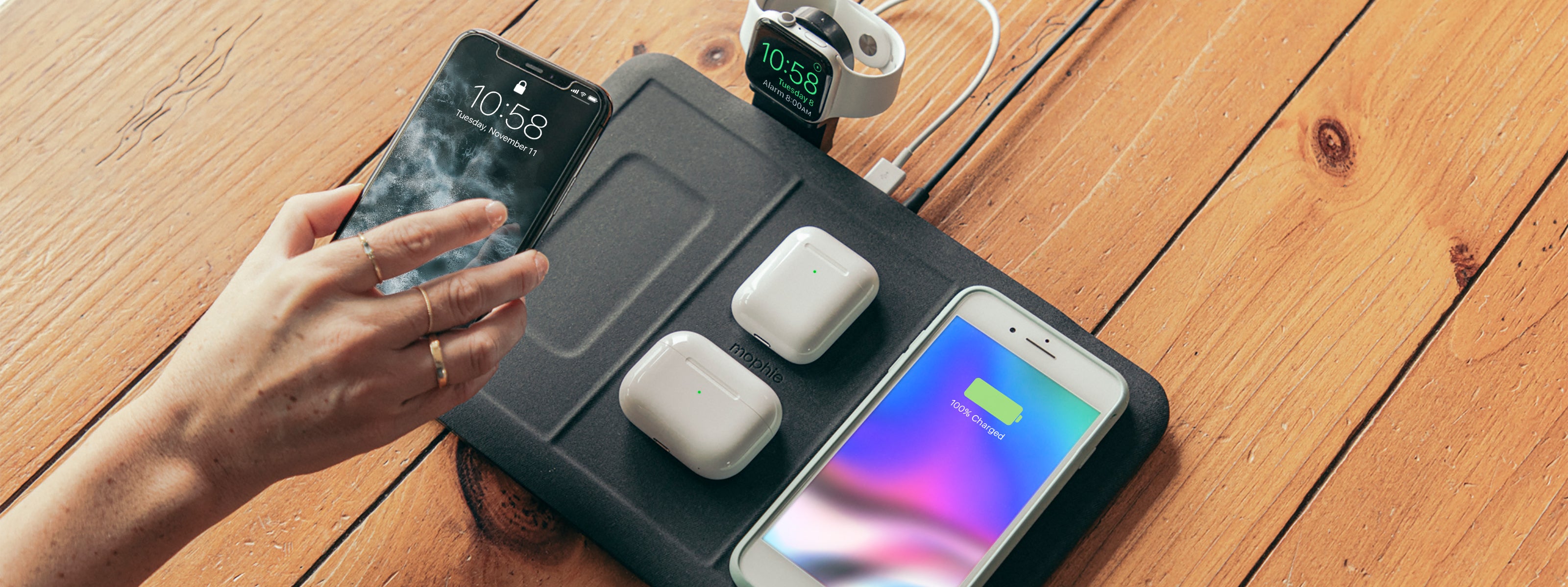 4-in-1のリア充用充電マット。寝室でパートナーと一緒に充電しちゃう