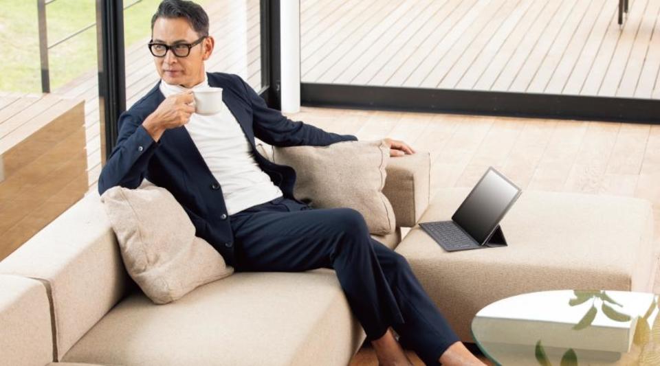 寝間着なのにフォーマル 寝起きから着替えずオンライン会議もできる パジャマスーツ ギズモード ジャパン