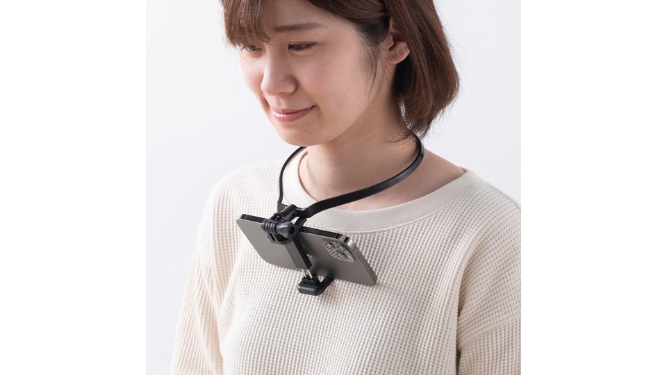 手元映し系ユーチューバーさん 首掛けスマホホルダーが便利そうですよ ギズモード ジャパン