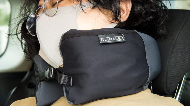 軽量でコンパクトなもっちりネックピロー。実はデスクワークでも大活躍します