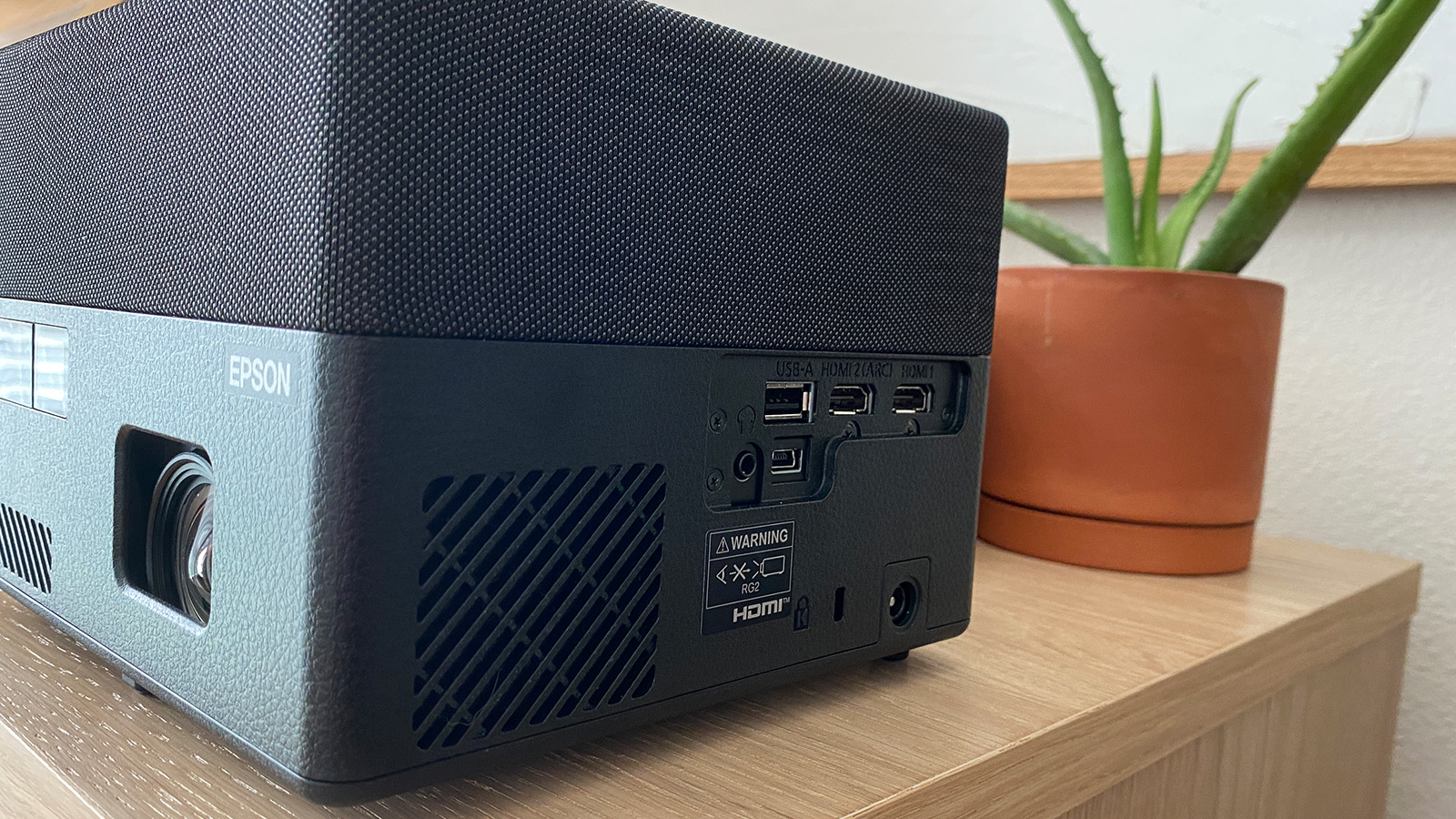 パワフルだけど高価なコンパクトストリーミングボックス：エプソンEF12