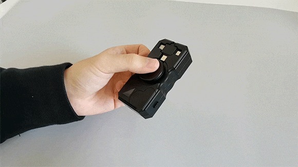 ハンドスピナーみたいに回して充電するモバイルバッテリー Ledライトと電熱ライター搭載でアウトドアに便利 ギズモード ジャパン