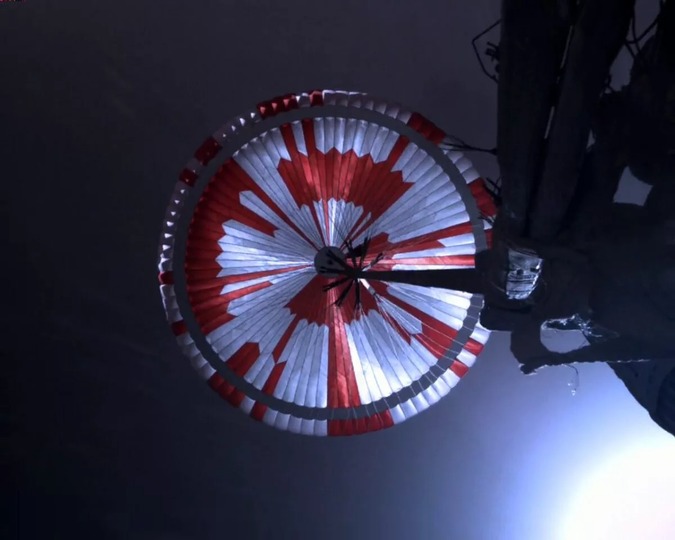 ギズモード・ジャパンのニュース記事「火星に降り立った探査機｢パーサヴィアランス｣、パラシュートの模様には暗号が隠されていた」の画像