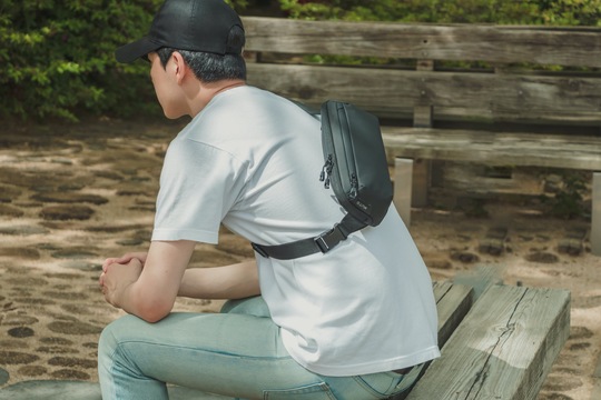 収納力・撥水性を兼ね備えたコンパクトなスリングバッグが誕生