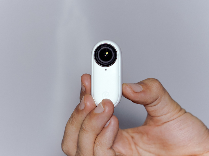 ギズモード・ジャパンのニュース記事「1つで三役。親指サイズのアクションカム｢Insta360 GO2｣はケースがいい」の画像