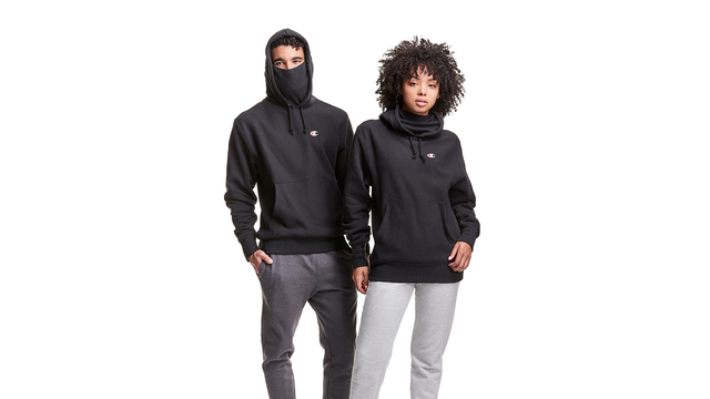 チャンピオンから、首元のリブで口元を隠せる抗菌防臭機能つきパーカー