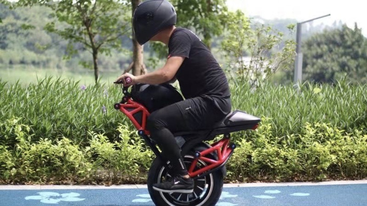 このバイク タイヤが足りないぞ Alibabaで買えるドゥカティみたいな1輪evモノサイクル ギズモード ジャパン このバイク タイヤが足りないぞ Alibabaで買えるドゥカティみたいな1輪evモノサイクル ギズモード ジャパン