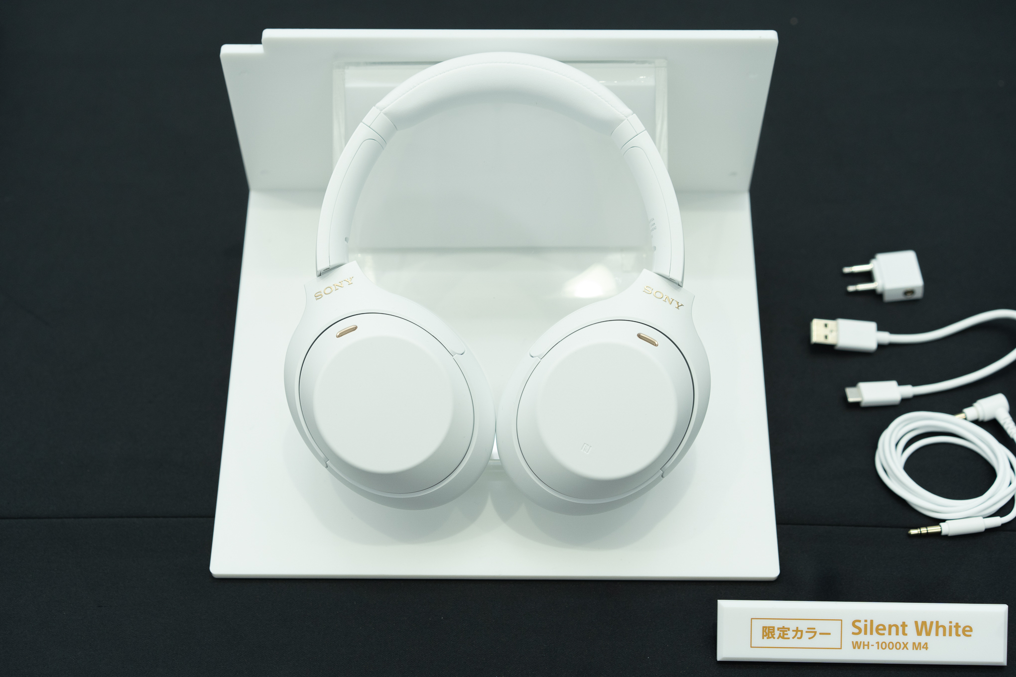 驚きの白さ。定番ノイキャンヘッドホン「ソニー WH-1000XM4」の限定 驚きの白さ。定番ノイキャンヘッドホン「ソニー WH-1000XM4」の限定