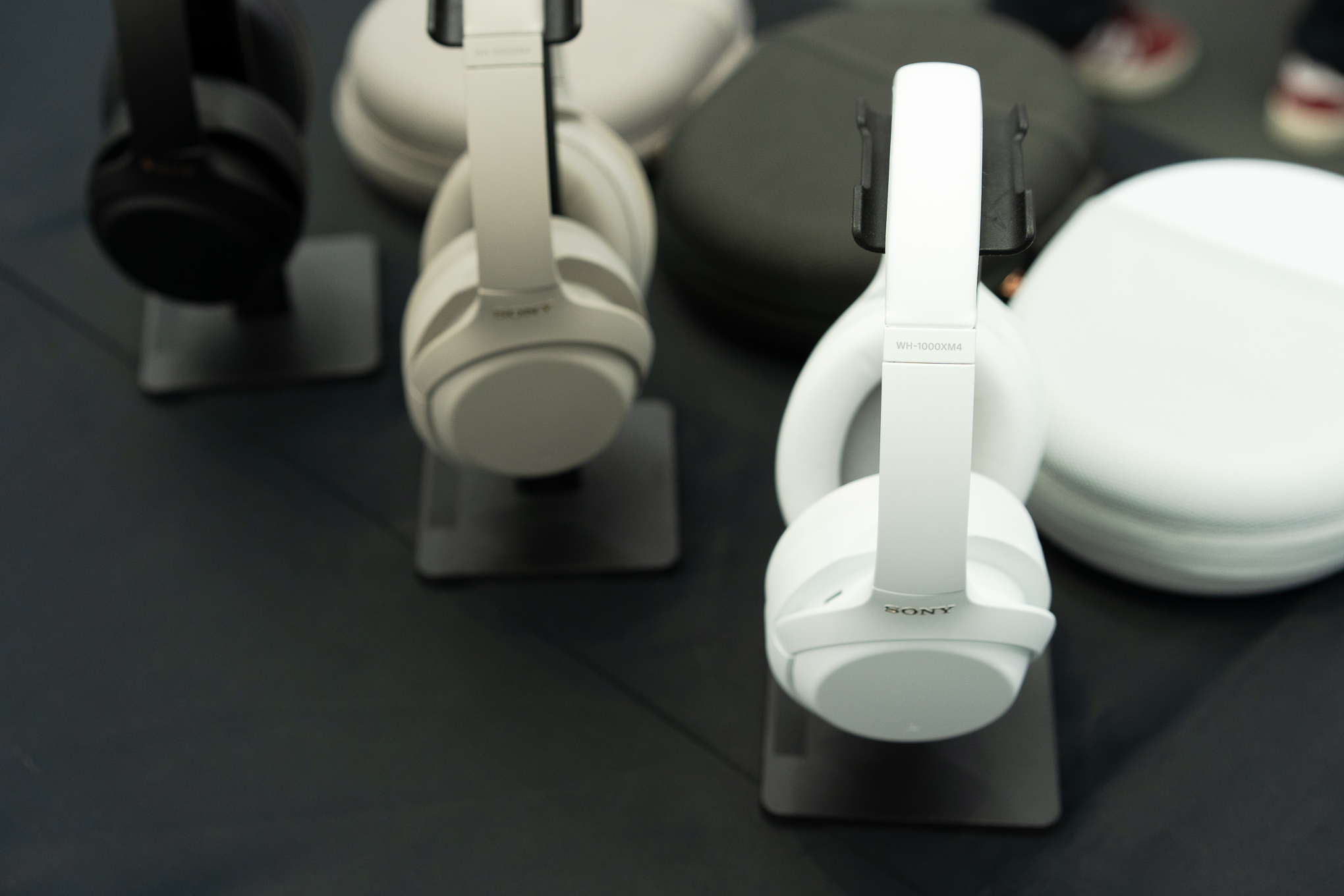 驚きの白さ。定番ノイキャンヘッドホン「ソニー WH-1000XM4」の限定
