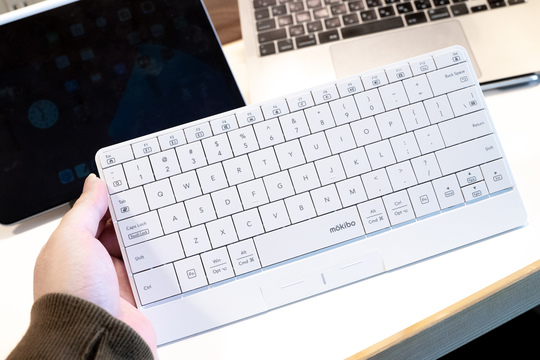 3台同時接続に対応。タブレットと相性抜群のタッチパッド機能付きキーボード