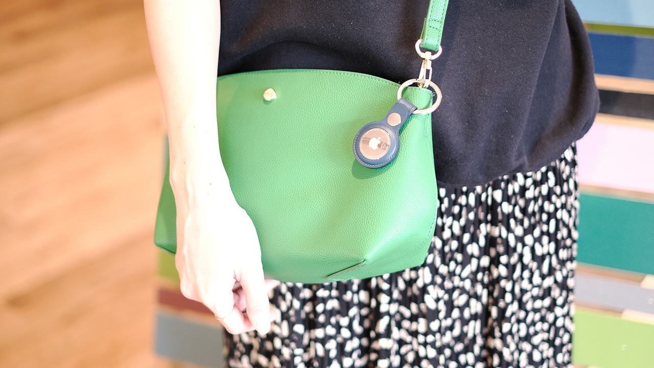 Appleが Airtag にストラップホールを付けなかった理由を考察 これは アクセサリ が本体を拡張していくガジェットなんじゃないか ギズモード ジャパン