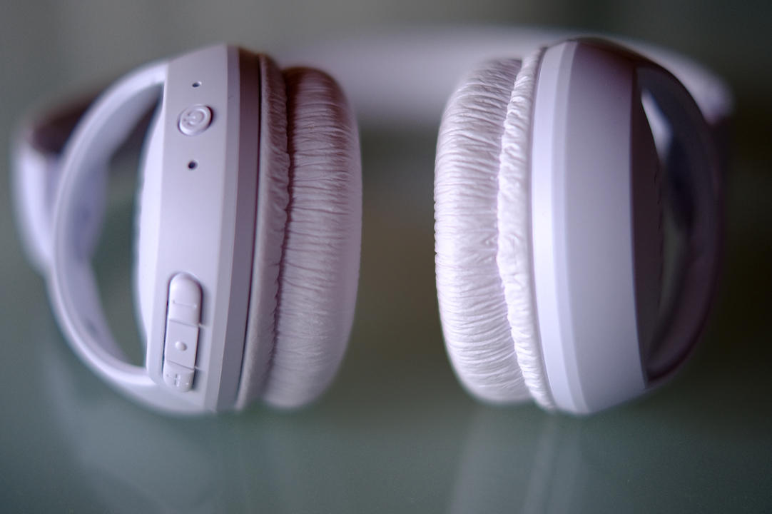 210510_jbltunereview_earpadsontable