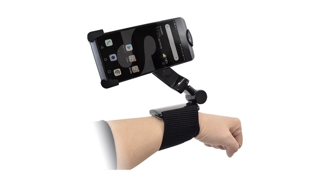 謎のカッコ良さ。アーム付きリストバンドでスマホのハンズフリーを実現