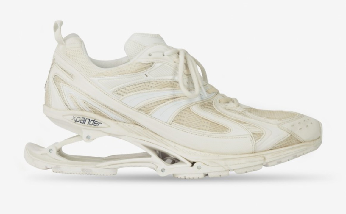 ジャンプ台が付いてるの バレンシアガのバネ付きスニーカー X Pander が予約開始 ギズモード ジャパン
