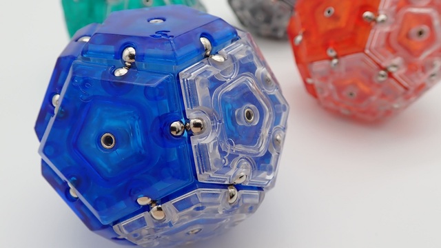 欧米で100万個突破のデスクトイ。磁力で球体を創作する「geode」