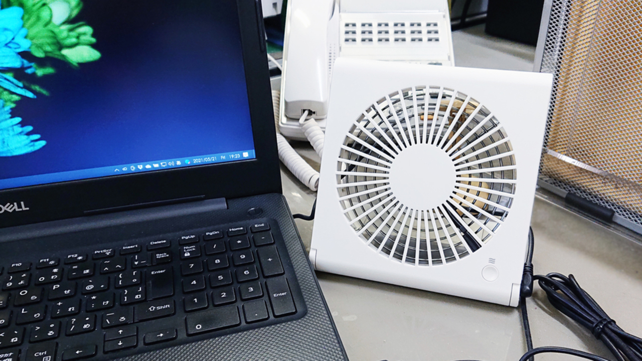 静音 パワフル 本棚に立てて収納できるドウシシャの薄型 卓上扇風機 ギズモード ジャパン