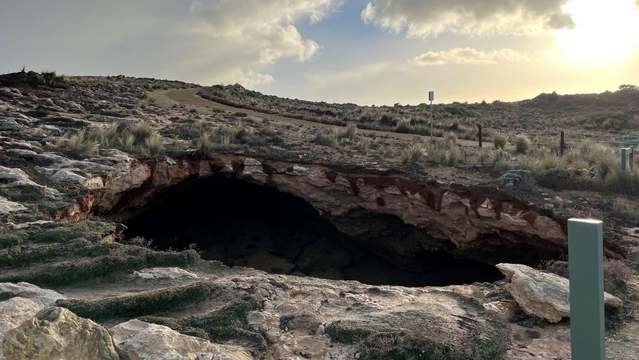 南オーストラリアの海岸に巨大陥没穴が出現
