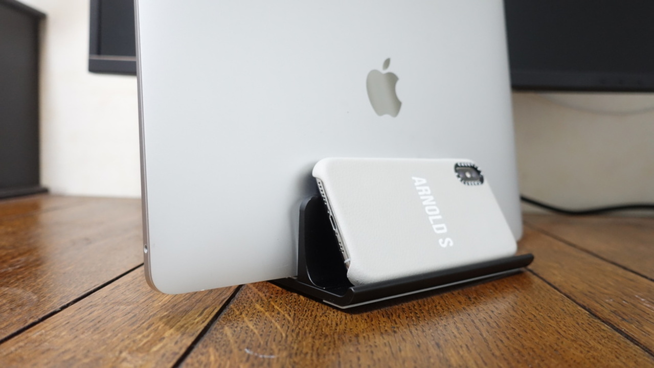 机スッキリ 仕事とプライベートにメリハリがつく 縦置きノートpcスタンドが優秀です ギズモード ジャパン