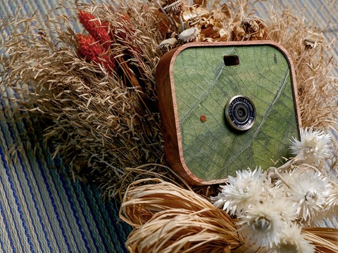 ヴィンテージなポーチみたい? 自然素材で作った1600万画素の着せ替えデジカメ