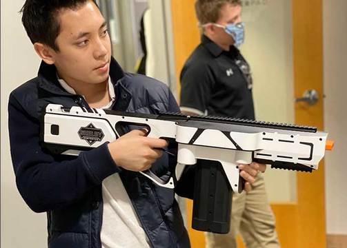 リアルなFPSゲームみたい! 120枚の樹脂製ディスクを連射する「SHELBY DESTROYER」ブラスター