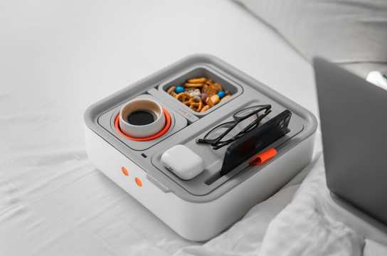 ソファーやベッドで仕事する人に。リモコンやスマホや飲食物を同時に置けるモジュラー式のお盆が有能!