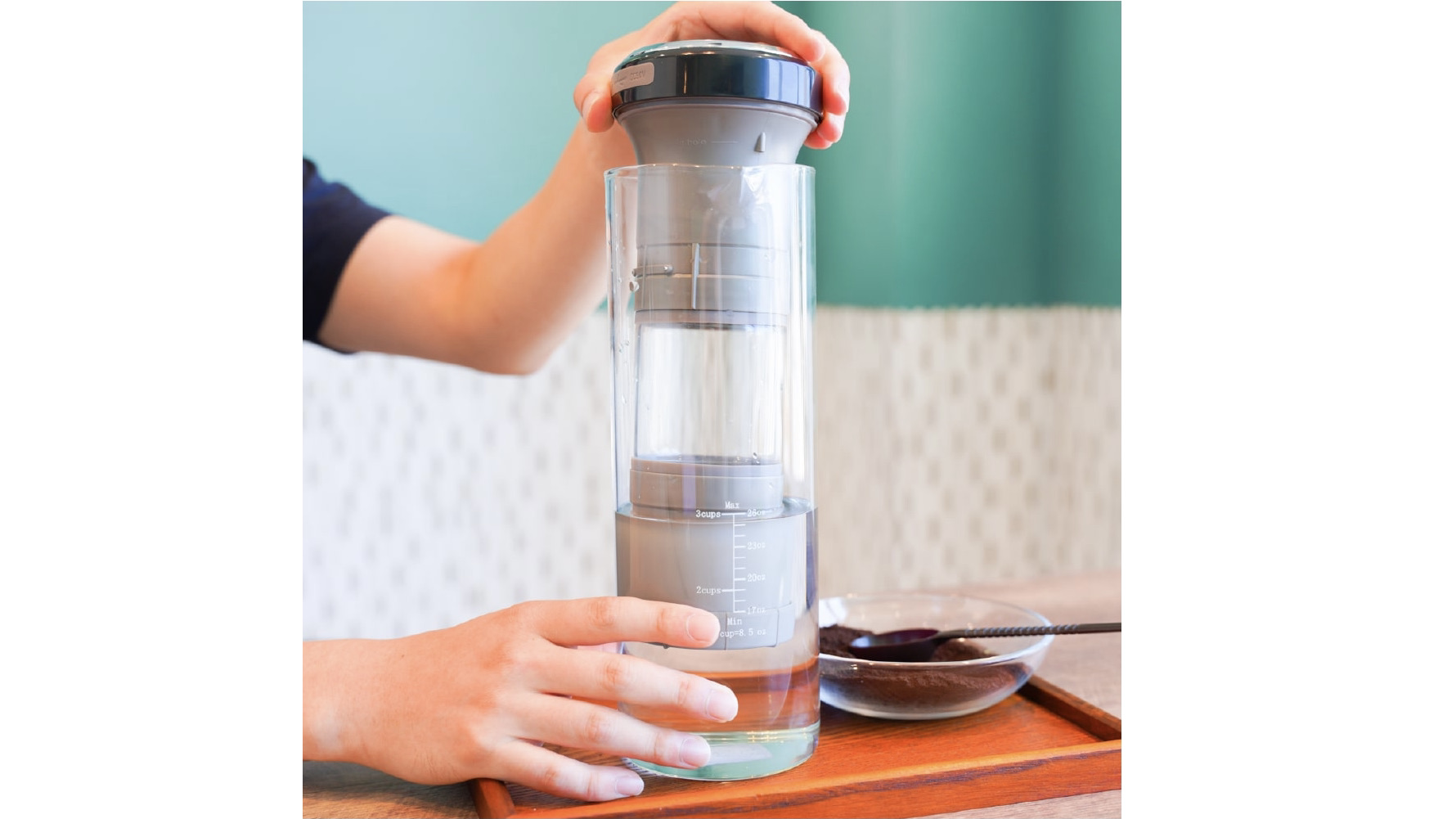たった15分で水出しコーヒーが作れるボトル 科学実験みたいに吸引圧力でコーヒーが上下する ギズモード ジャパン